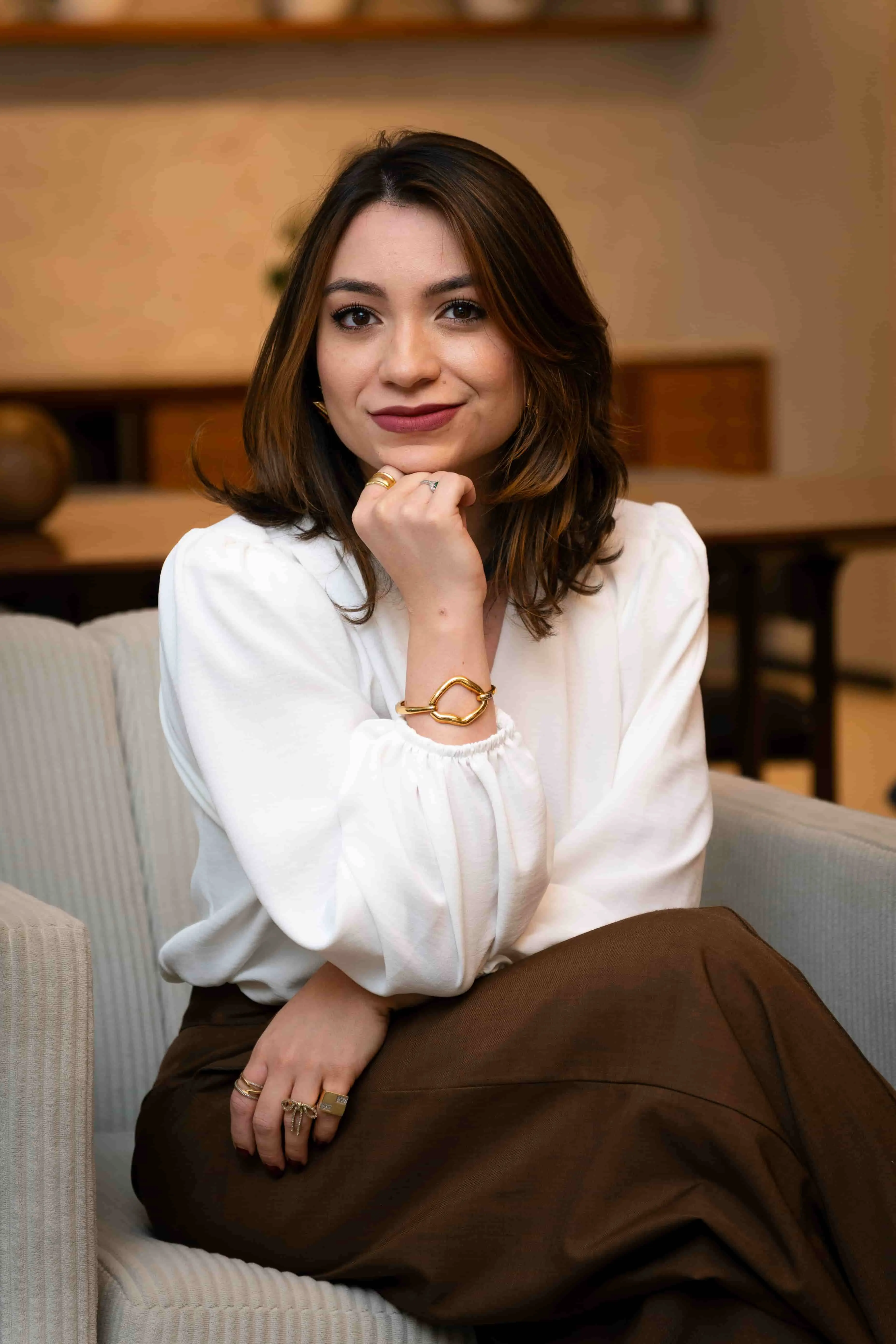 Retrato editorial de mãe confiante